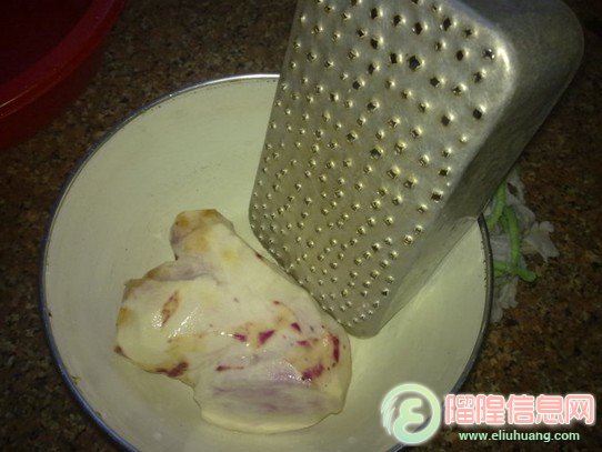 薯去皮，沖洗干凈后，用自己制作的工具磨碎